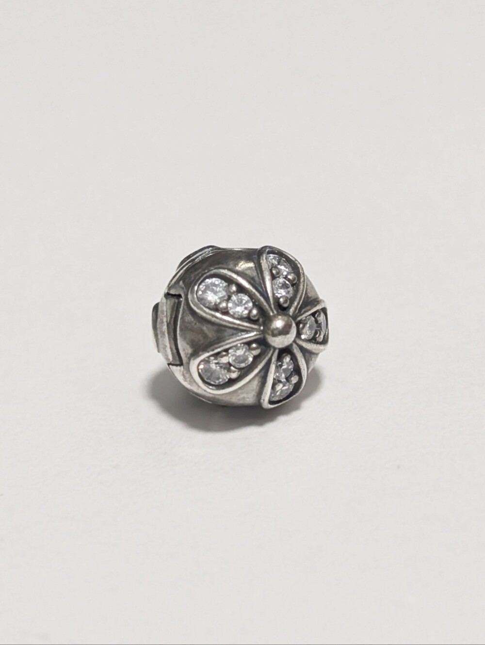Pandora Dazzling Daisies Clip Charm Bead sterling silver 925 ALE Price is firm